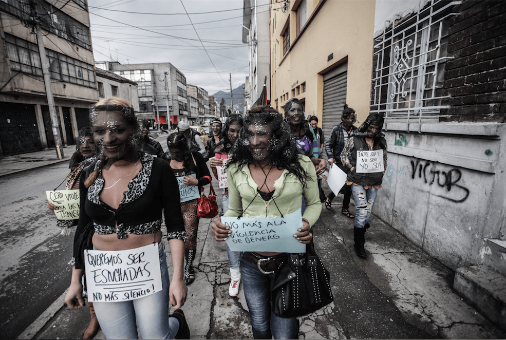 Desplazarse por ser transgénero: las chicas se toman la Zona T de Bogotá