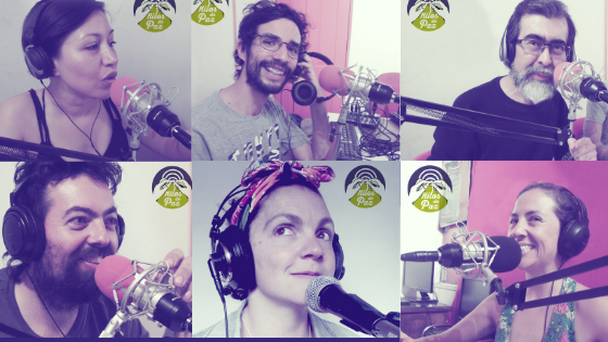 Estos son los colombianos que defienden a los migrantes a punta de podcasts