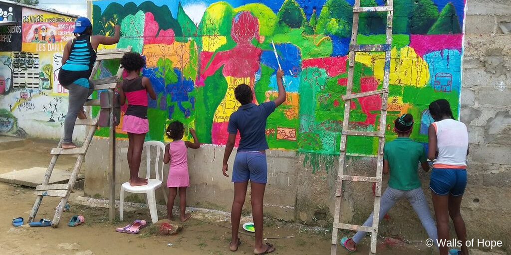 ‘Cuando hablo de mi dolor empiezo a sanar’: así construyen murales de paz en Montes de María
