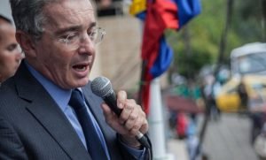 ¿Por qué una universidad española se arrepintió de premiar a Álvaro Uribe?