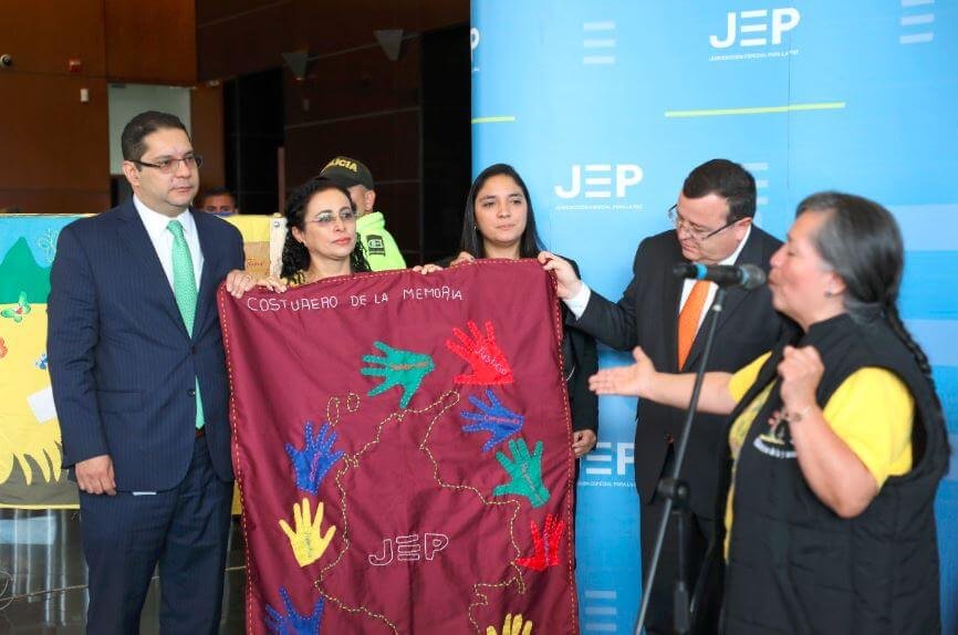 Telas llenas de memoria, dolor y perdón cubrieron la JEP