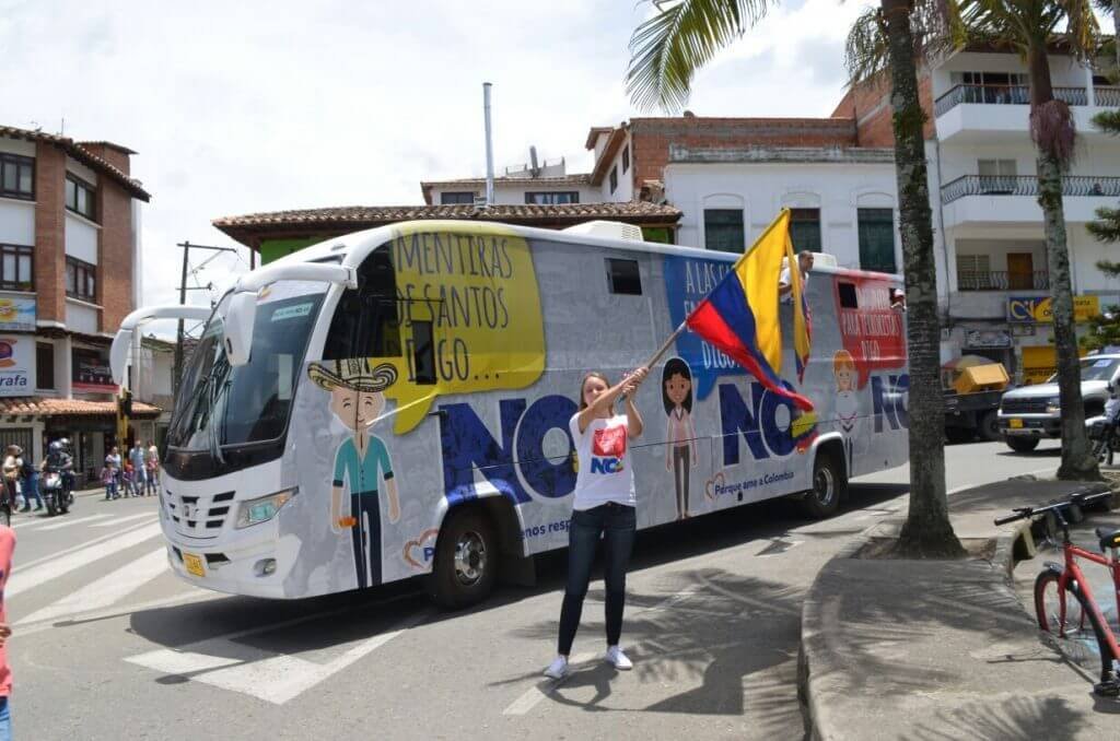 Nos montamos en el bus de la campaña del No en Antioquia y esto fue lo que encontramos…