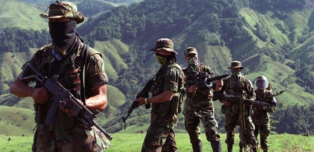 ¿Quiénes se unieron a los grupos paramilitares y por qué?
