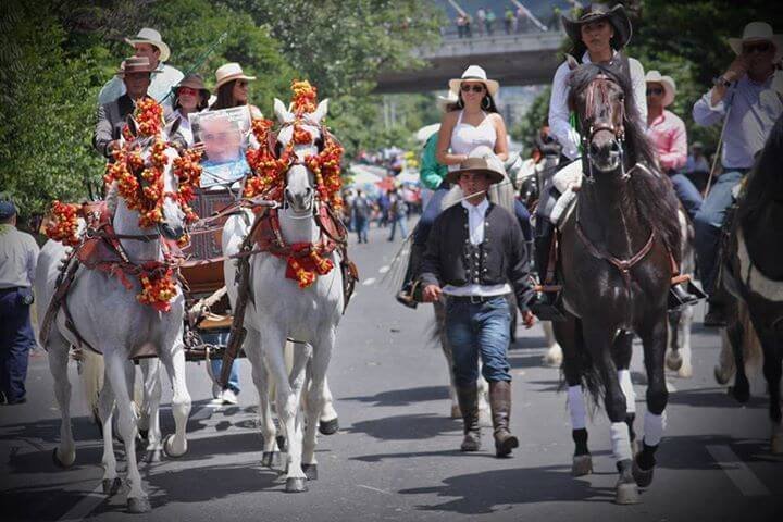El estigma traqueto de las cabalgatas en Medellín