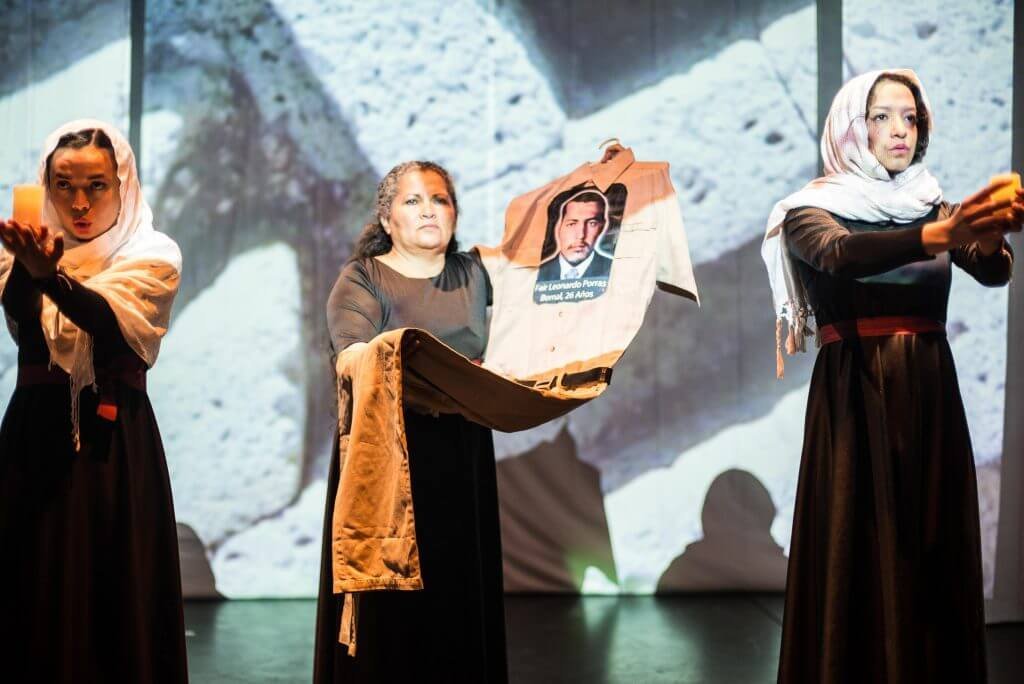 Nueve víctimas, nueve objetos que cuentan la guerra en el teatro