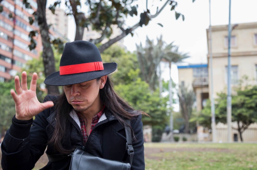 El poeta que educa para la paz en los buses bogotanos
