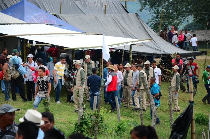 Guerrilleros y policías llegaron juntos a la Vigilia por la Paz de Miranda, Cauca