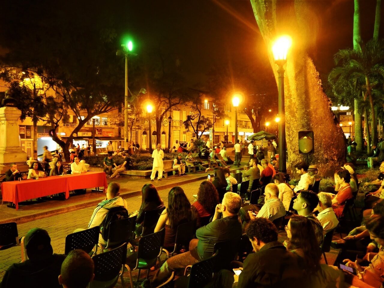 Evento civico nocturno en la ciudad (imagen de archivo)