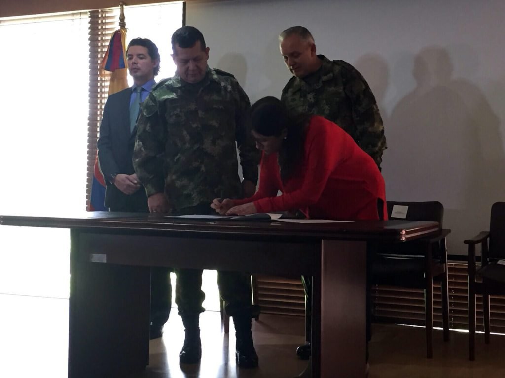 El viceministro de Defensa, el jefe de Reclutamiento, el comandante del Ejército y la subdirectora de la Unidad de Víctimas firman el protocolo. Foto: Ejército.
