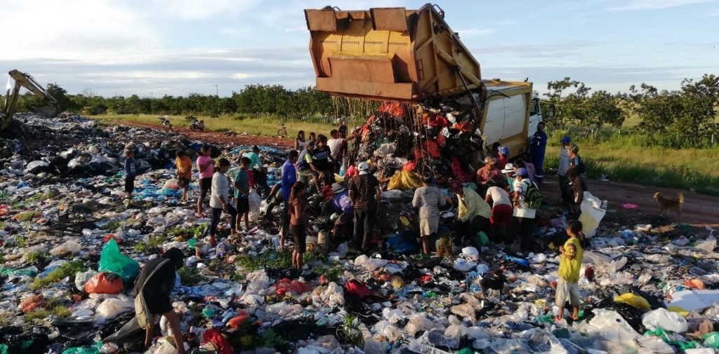 ¿Por qué los indígenas de Puerto Carreño están buscando comida en la basura?