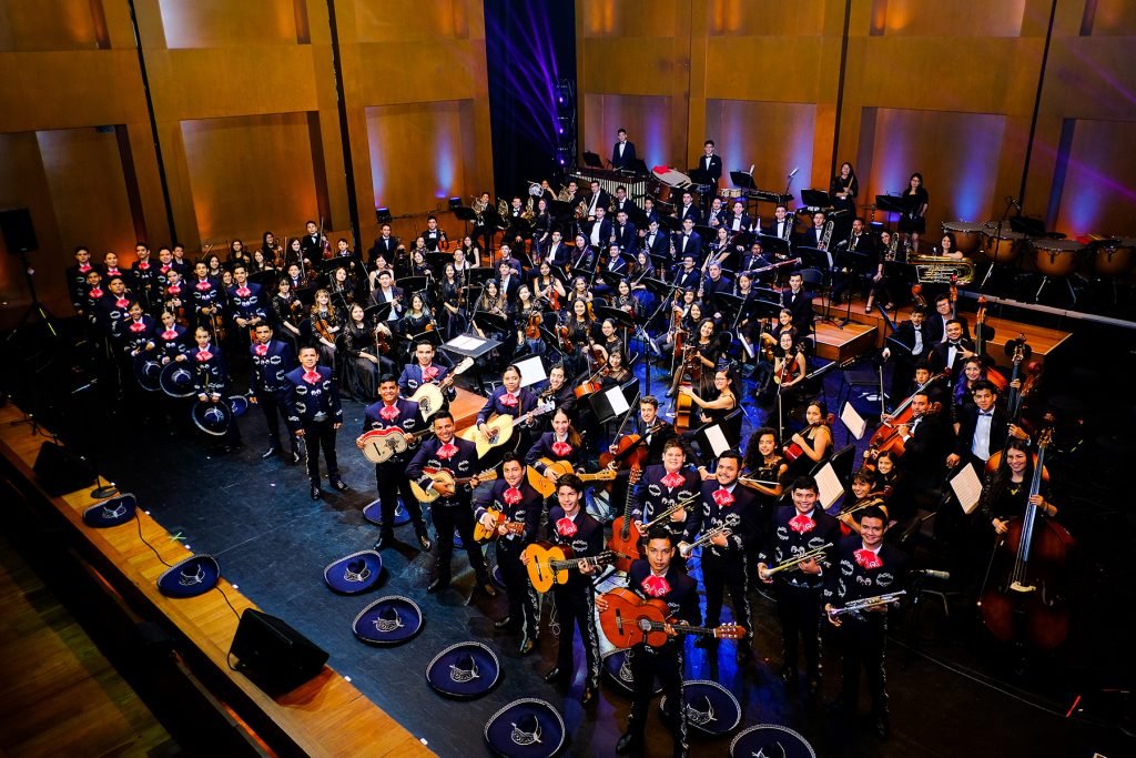 ¿Qué pasa cuando un niños mexicanos y colombianos se juntan para hacer música?