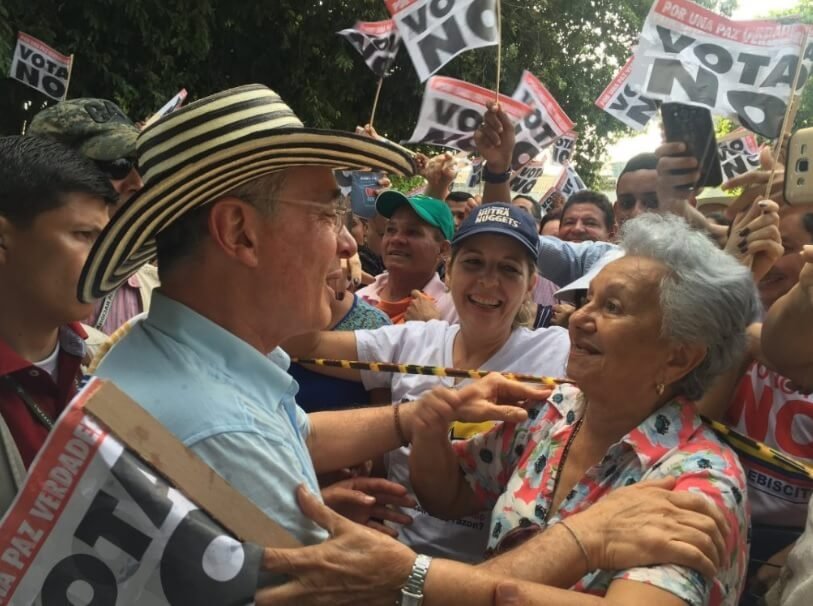 El evento del uribismo en el que supuestos promotores del “SÍ” se armaron con piedras