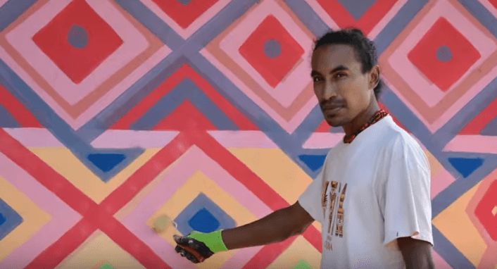 Hablamos con el artista que pinta murales de paz desde los días de la guerra