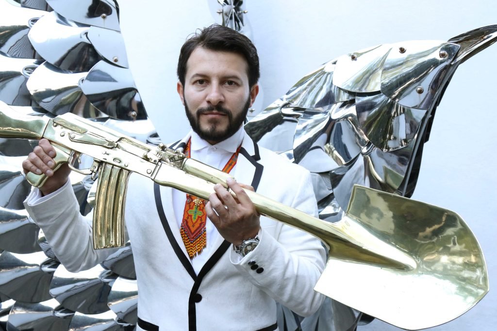 El artista que convierte fusiles en palas para ‘cultivar la paz’