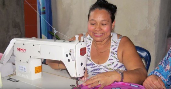 Con colchas, mujeres de Florencia trabajan para prevenir la violencia de género