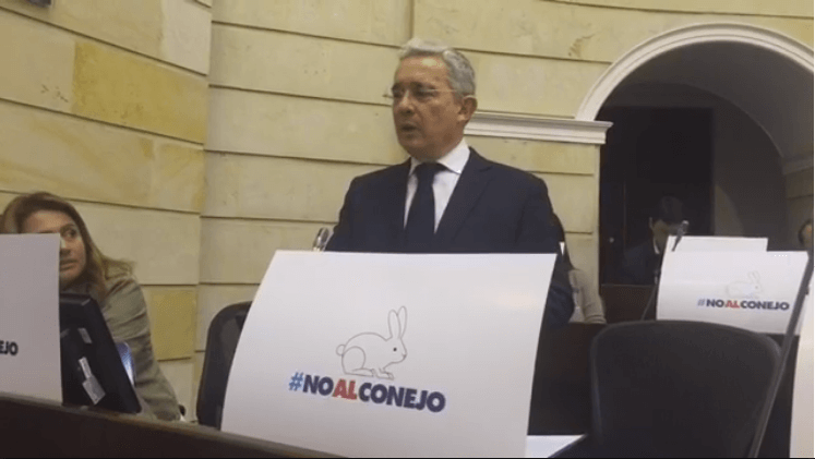 Hablamos con el abogado que quiere sacar a Uribe del Congreso