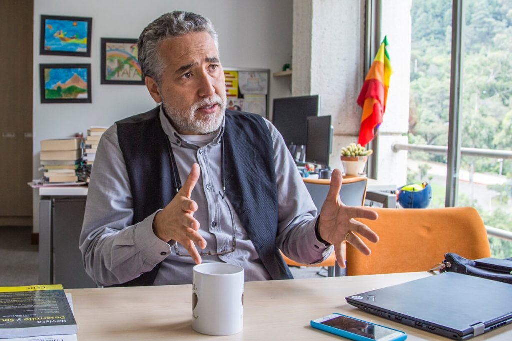 El economista que quiere que la paz también se haga con la naturaleza
