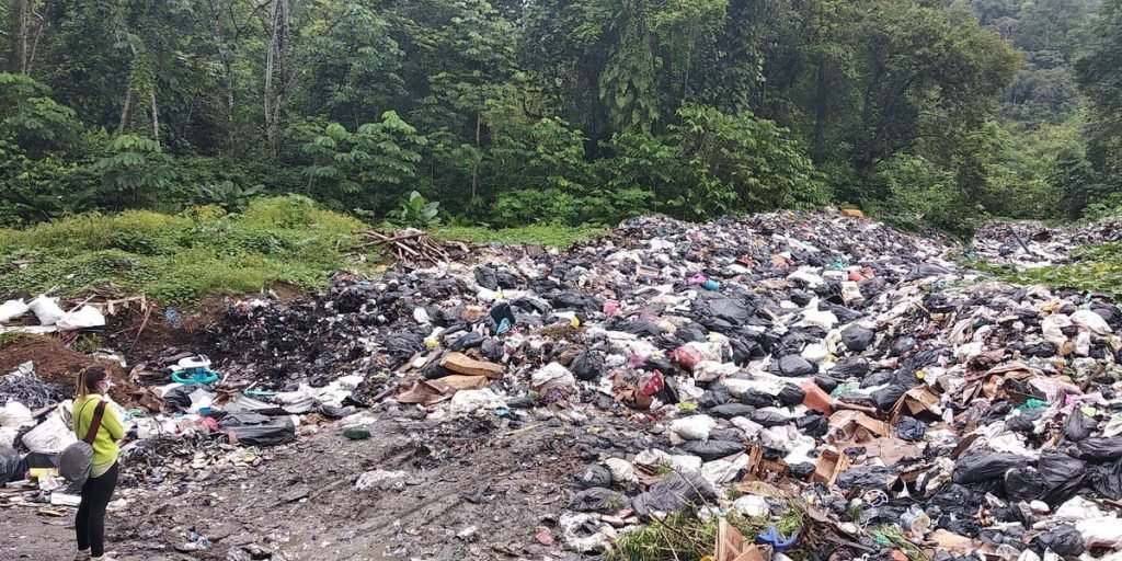 Líderes amenazados y basura por montones: la realidad de Bahía Solano