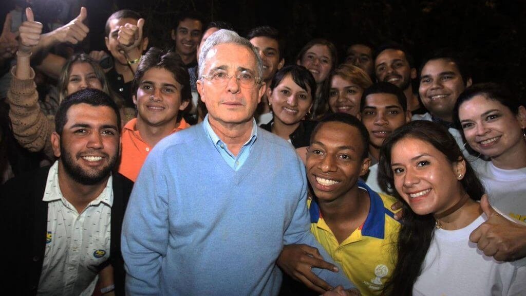 Así piensan los jóvenes que ‘votan por el que diga Uribe’