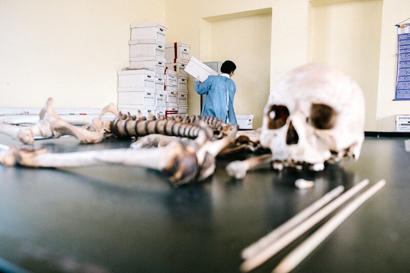 En imágenes: Entramos a los laboratorios donde les ponen nombre a los desaparecidos