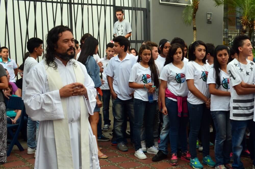 El cura que escuchan en el bajo mundo de Medellín