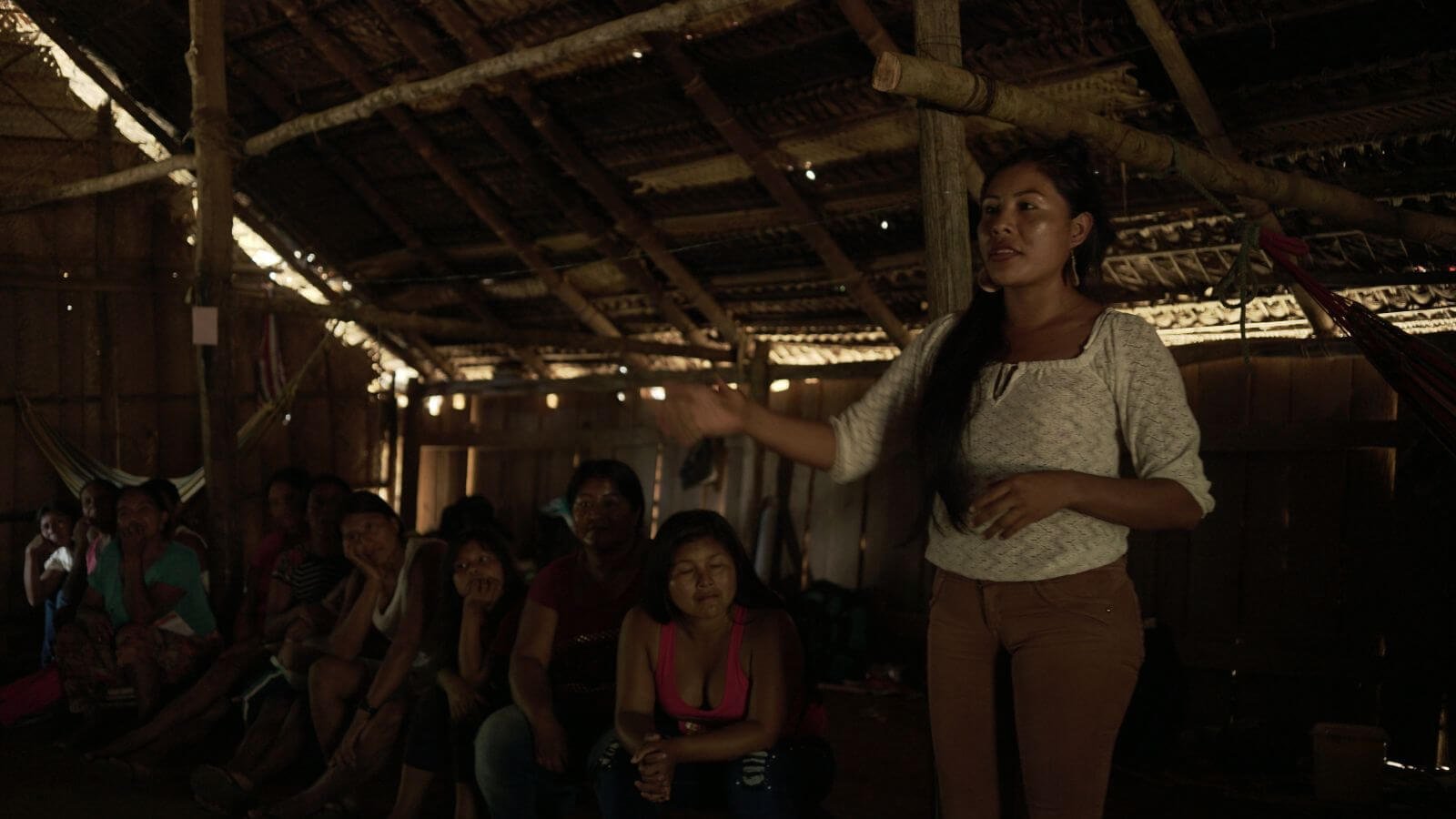 Fundacion Gaia Amazonas_Mujer en taller 2 _ Canela Reyes
