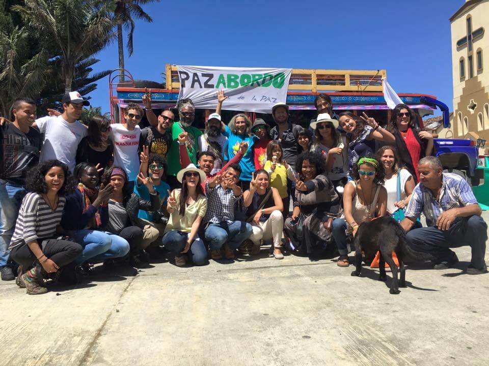 La chiva que recorre Colombia para construir paz desde los ciudadanos
