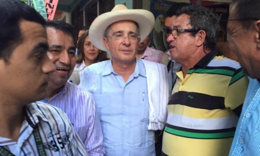 Una petición en Internet busca que Uribe no sea condecorado en España