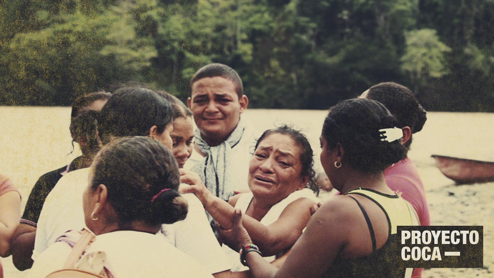 Seres queridos de uno de los campesinos muertos lamentan su pérdida. Foto: Coccam Nariño