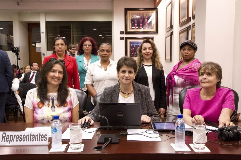 María Victoria Fallon (centro) es una de la representantes de las víctimas en el proceso que avanza en la Corte IDH por violaciones a los derechos humanos por parte del Estado durante las operaciones Orión y Mariscal. Foto Corte IDH.