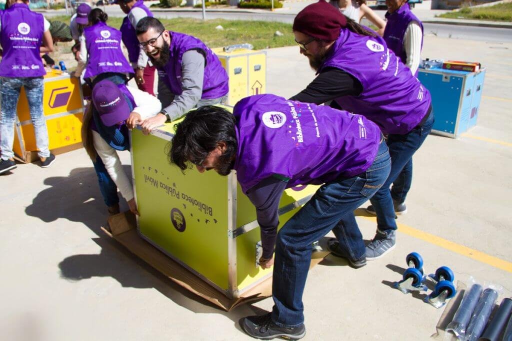 Se necesitan varias personas para acomodar los cuatro contenedores que pesan 750 kilos. Foto Mateo Rueda