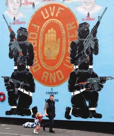 Mural unionista del UVF en Belfast, Irlanda del Norte legitimando el terrorismo (Paul McErlane/EFE, 03/09/2008). Foto: Cortesía AECID