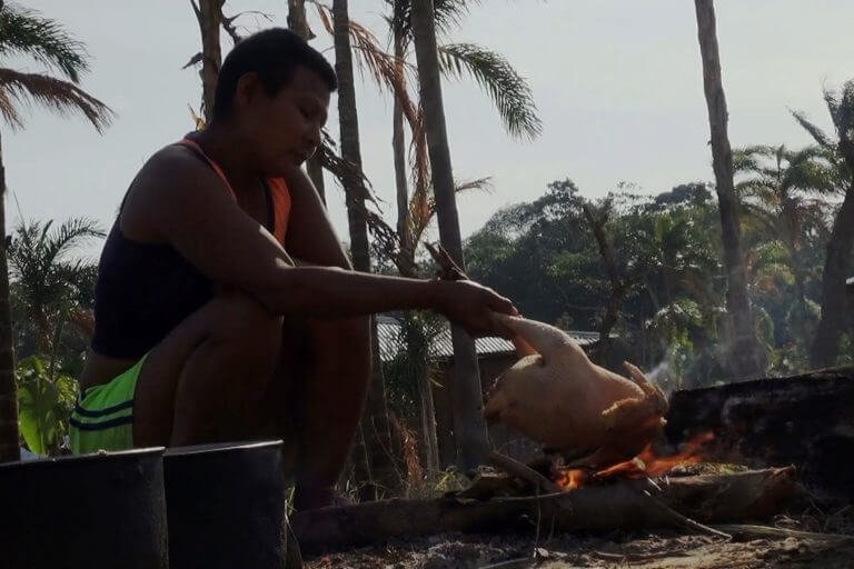 En la comunidad Nukak Makú, muchas veces deben repartir una gallina entre más de 70 personas. Foto: Alberto Castaño.