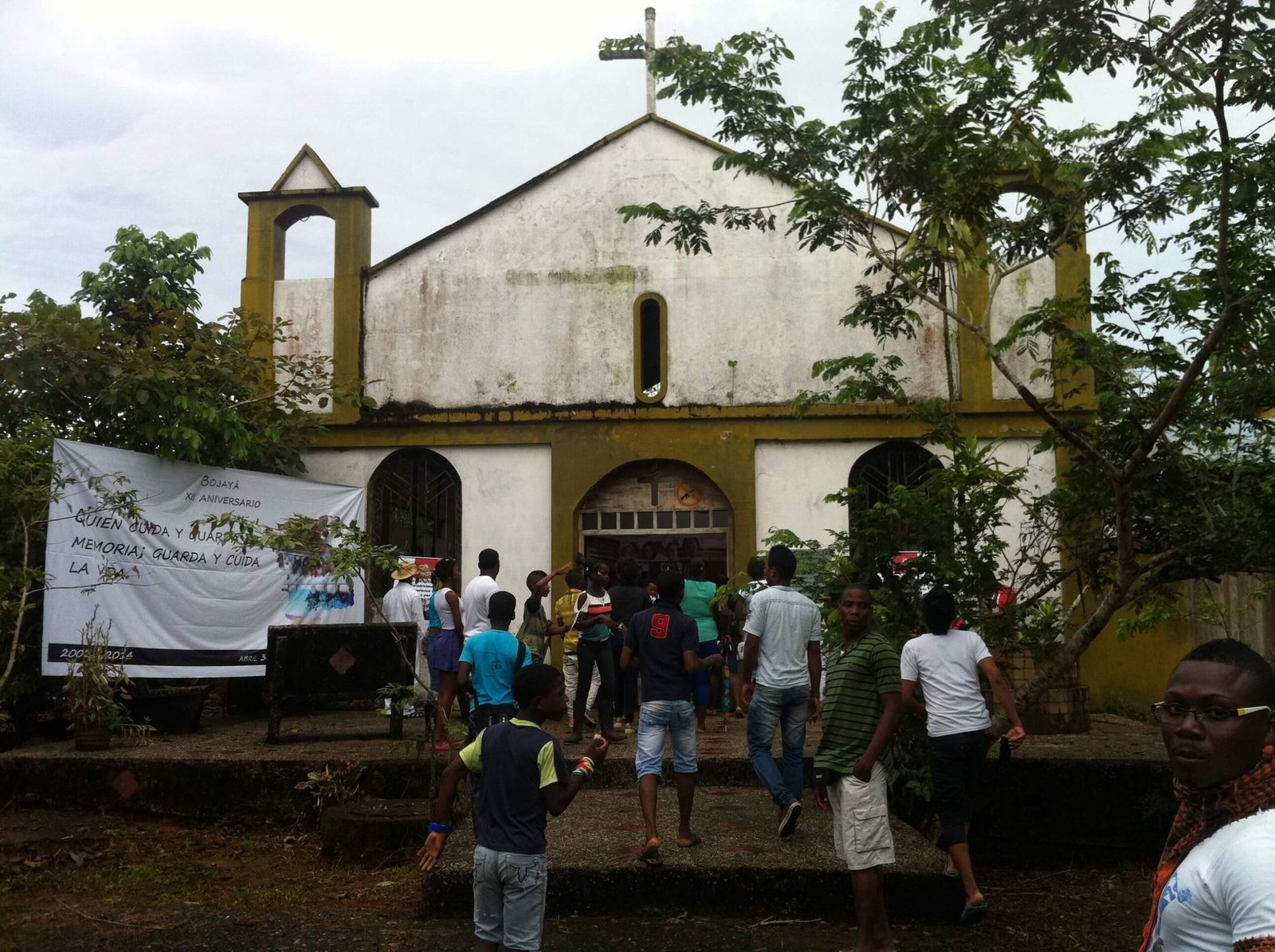 En mayo de 2002, las Farc atacaron con cilindros bomba la iglesia de Bojayá y otros bienes protegidos. Foto: bojayaunadecada.org