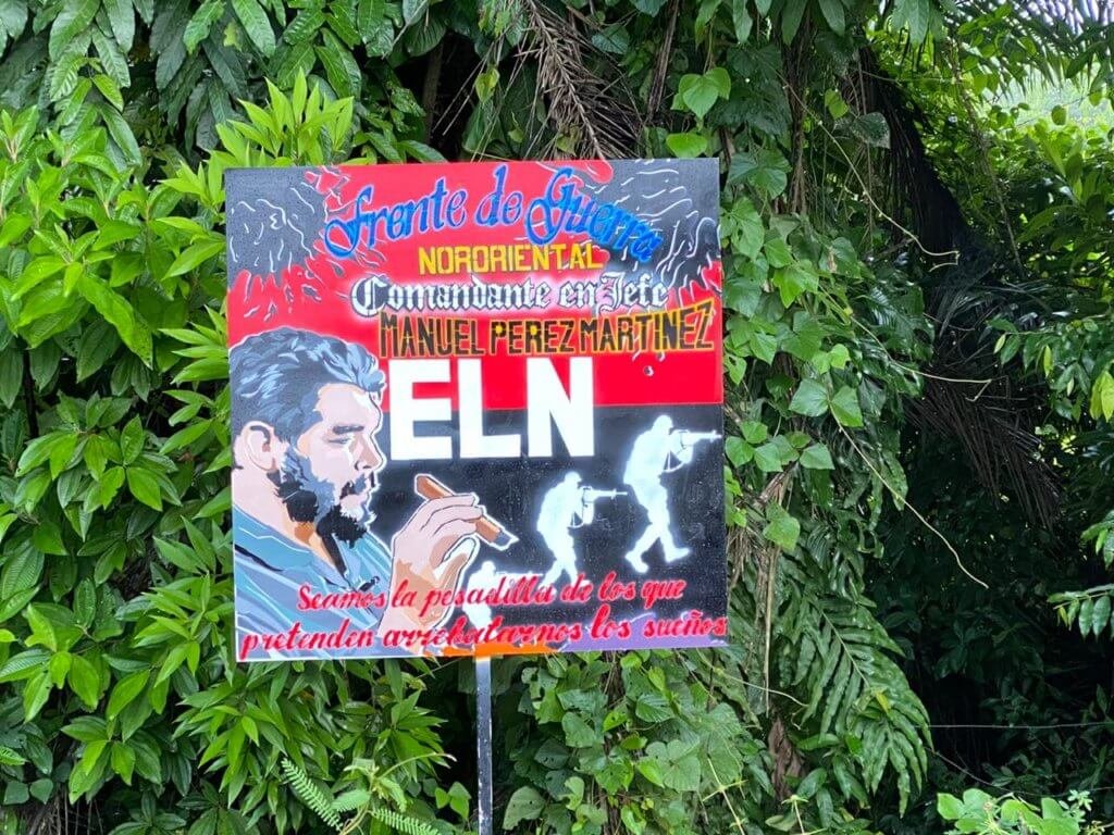 En la vía hacia La Gabarra, la guerrilla del ELN, que libra una guerra a muerte con Los Rastrojos en Puerto Santander y la zona rural de Cúcuta, ha instalado este tipo de mensajes para que los habitantes sepan de su presencia. Crédito: La Liga Contra el Silencio.