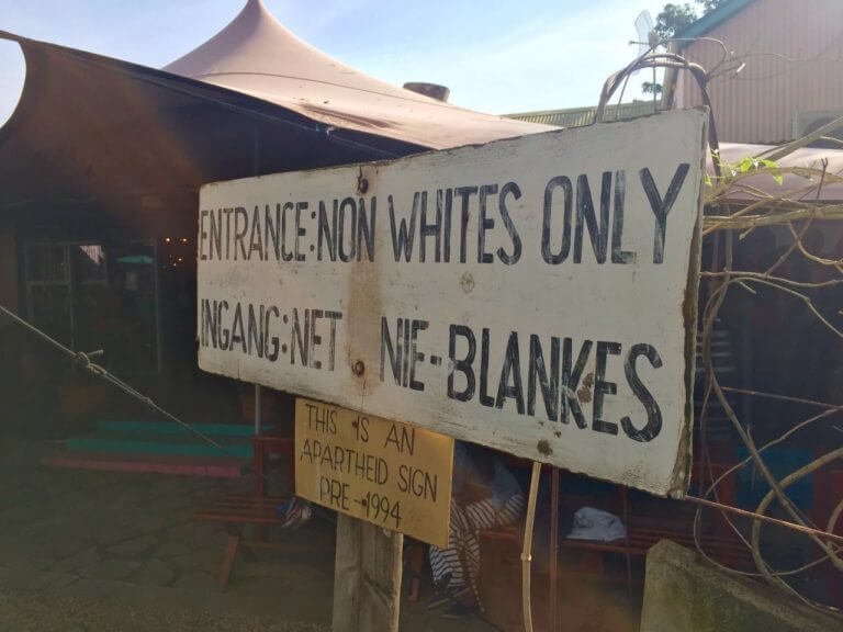 “Entrada solo para no blancos”, se lee en una señal vigente durante el Apartheid.