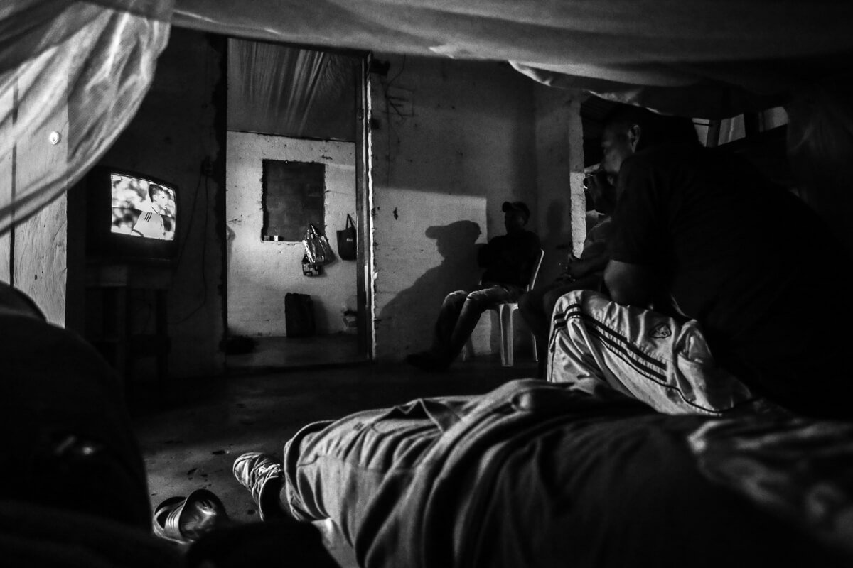 Algunos internos del centro de armonización ven televisión cuando llegan de trabajar. Foto: Iván Valencia