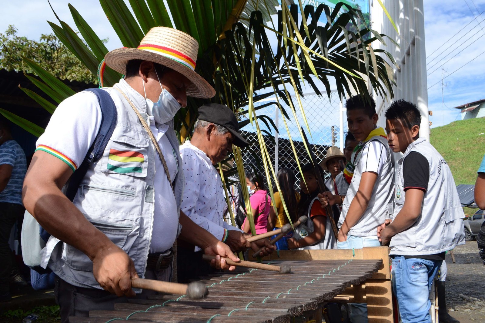 La marimba es el instrumento más representativo de los Awá. Es utilizado para festejar y armonizar los espacios. Según las creencias de los Awá, existen cuatro mundos: el de los seres de humo, el de los muertos, el del creador, y el Inkal Awá donde viven ellos. Fotografía: Comunicaciones UNIPA.