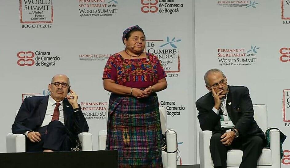 Rigoberta Menchú, premio Nobel de Paz de 1992, laureada por su liderazgo en la defensa de los derechos de los indígenas en Guatemala. Foto vía @GenteNoticias