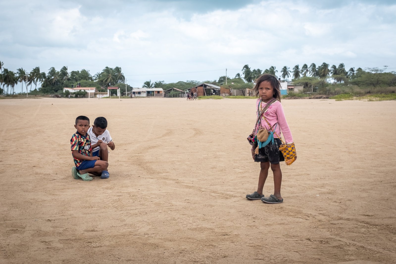 Niños wayuu vendedores y tejedores de manillas