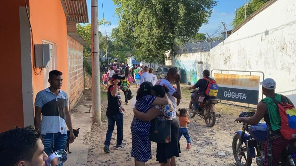 La masacre de Totumito, perpetrada el 18 de julio, provocó un desplazamiento masivo de personas que terminaron asentándose en la escuela del corregimiento de Banco de Arena (Cúcuta). Crédito: La Liga Contra el Silencio.