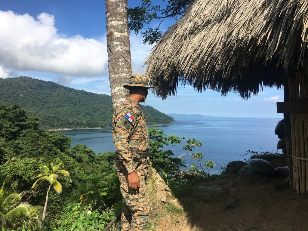 Un oficial del Servicio Nacional de Fronteras hace presencia en el punto de control fronterizo de Sapzurro (Colombia) – La Miel (Panamá).