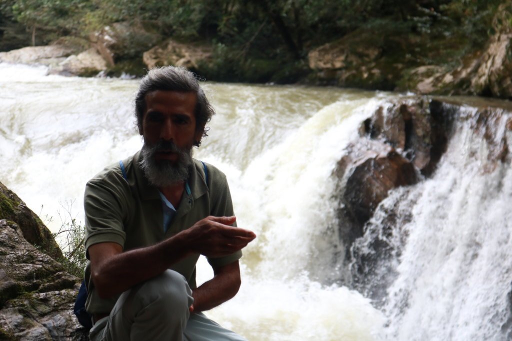 Carlos Cárdenas es oriundo de Pacho, Cundinamarca, estudió en la Universidad Nacional, y su familia se trasladó a la vereda Victoria Alta hace más de 30 años. Su vida de ciudad quedó atrás hace muchos años. Crédito: César Rojas.