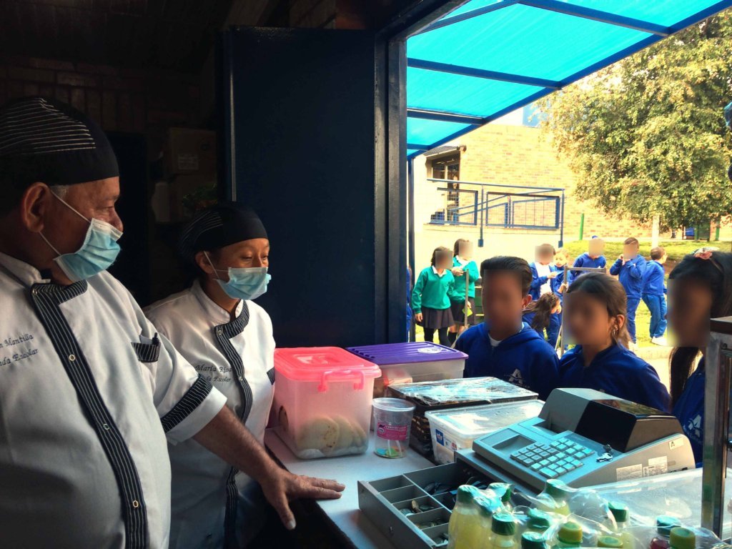 Crédito La Liga Contra el Silencio. Tienda del Colegio Miravalle, de Bogotá. A la derecha y abajo hay jugos Cifrut, producto que no se ajusta al acuerdo de autorregulación. Foto:La Liga Contra el Silencio