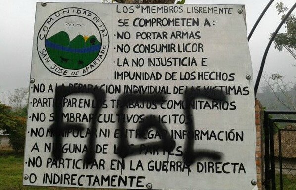Los letreros de las AGC aparecieron en varios lugares de San José de Apartadó, uno de ellos en el letrero con el reglamento de la Comunidad de Paz. Foto cortesía.