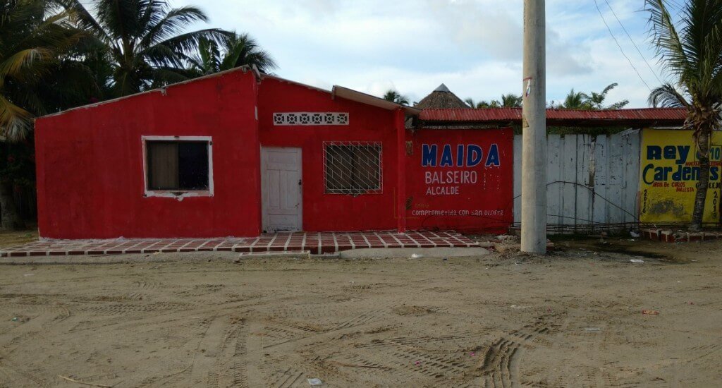 La antigua casa de “Cadena” en Rincón del Mar permanece abandonada.  Fue pintada con la publicidad de Maida Balseiro, hoy alcaldesa electa de San Onofre. En el pueblo saben y un informe de la Misión de Observación Electoral ratifica que es la heredera del poder de Jorge Blanco y de los parapolíticos de la región.
