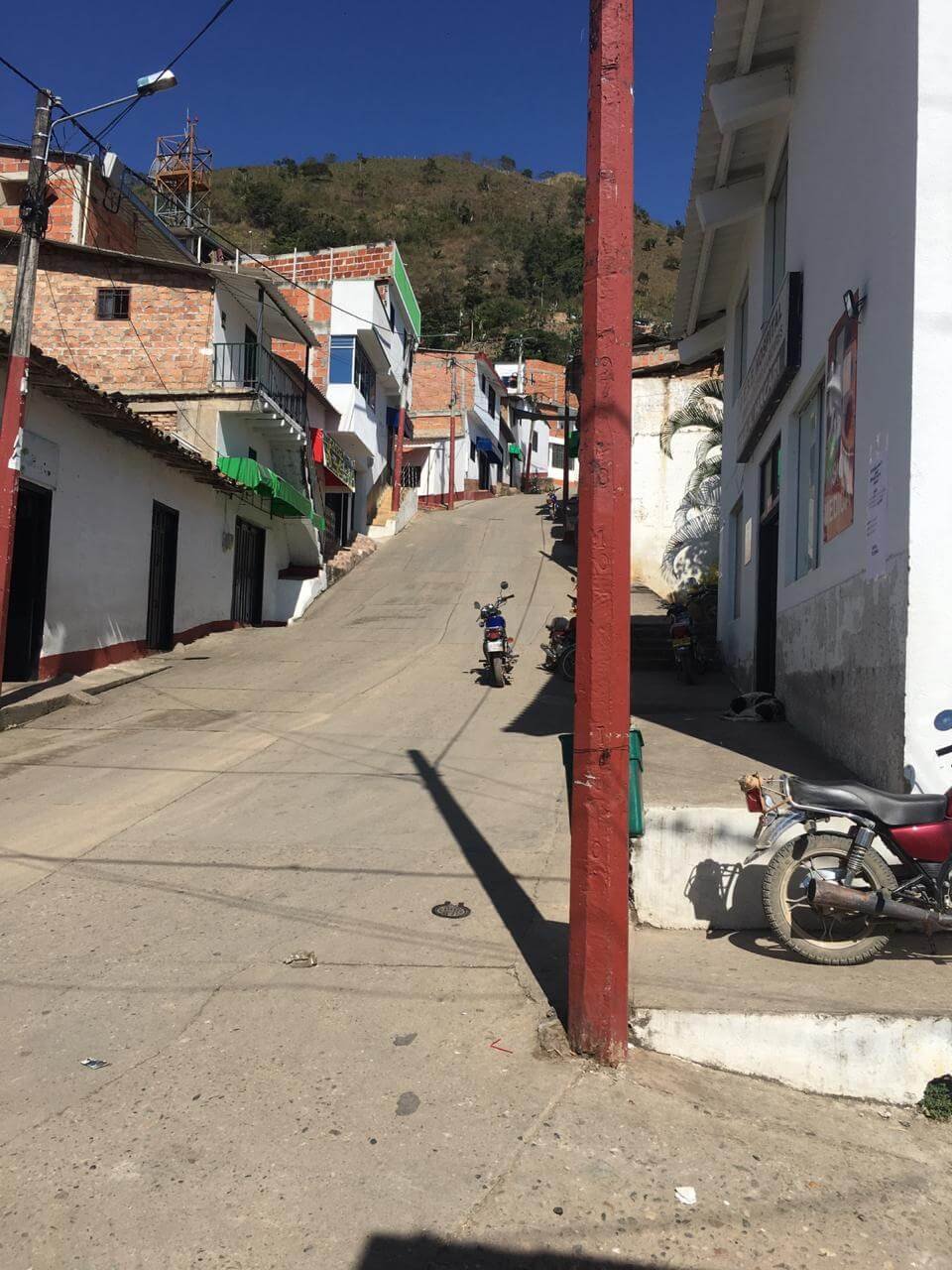 Así se veían las calles de Hacarí en los días del paro. Desolado, comercio cerrado y zozobra.