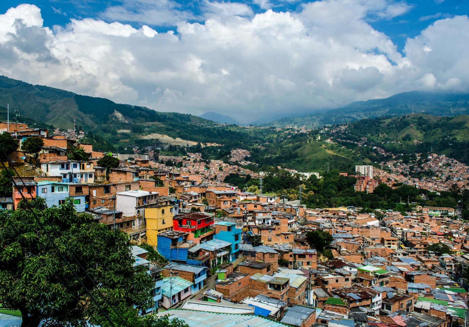 Comuna 13, Medellín. Al fondo a la izquierda, la Escombrera. Foto: German Moreno.