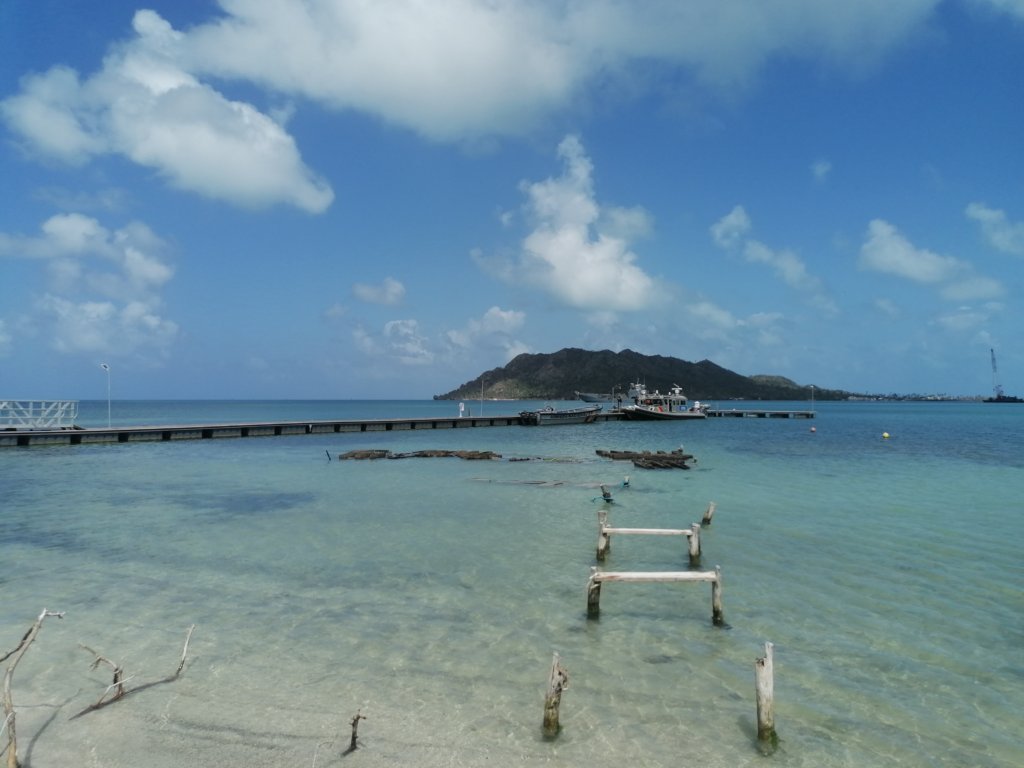 El muelle que construyó la Armada en terrenos aledaños a una cooperativa de pescadores y que ha generado preocupación en la comunidad. En ese lugar se construirá una base de guardacostas que rechazan la alcaldía, la autoridad raizal y las organizaciones cívicas. Fotografía: La Liga Contra el Silencio.