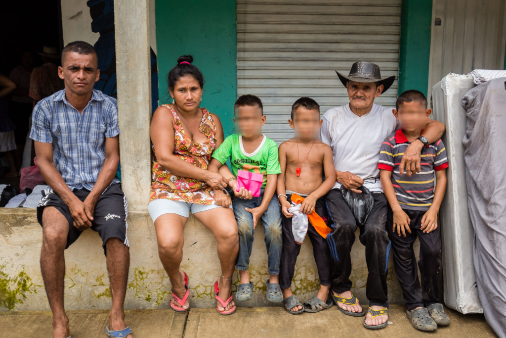 Cada sábado las familias víctimas de desplazamiento hacen fila en la parroquia católica de Juan José para recibir un mercado. Imagen tomada en julio de 2019. Crédito Büncker.